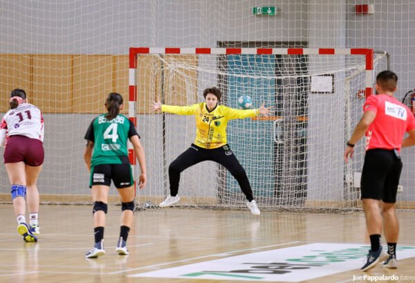 Portiere Handball Erice in azione durante un rigore