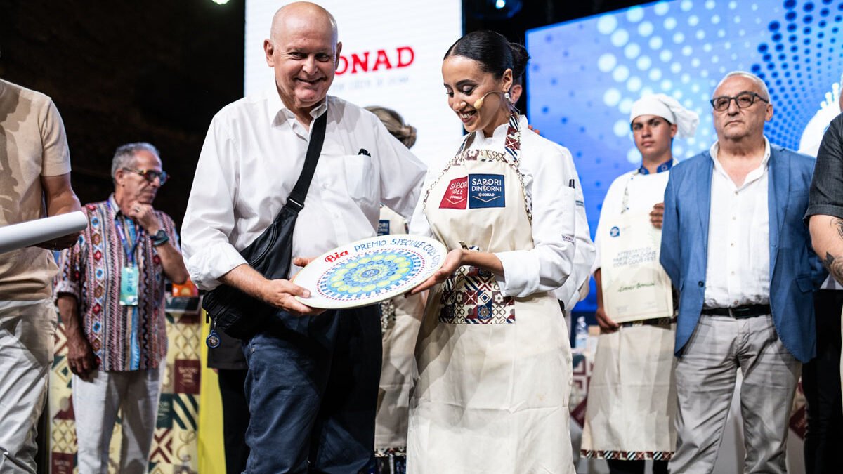 Luciano Pollini consegna premio originalita a Wijdane Merdad