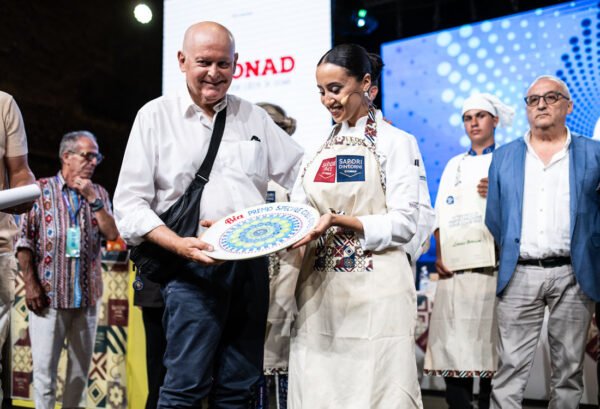 Luciano Pollini consegna il premio originalità a Wijdane Merdad al Cous Cous Fest di San Vito Lo Capo