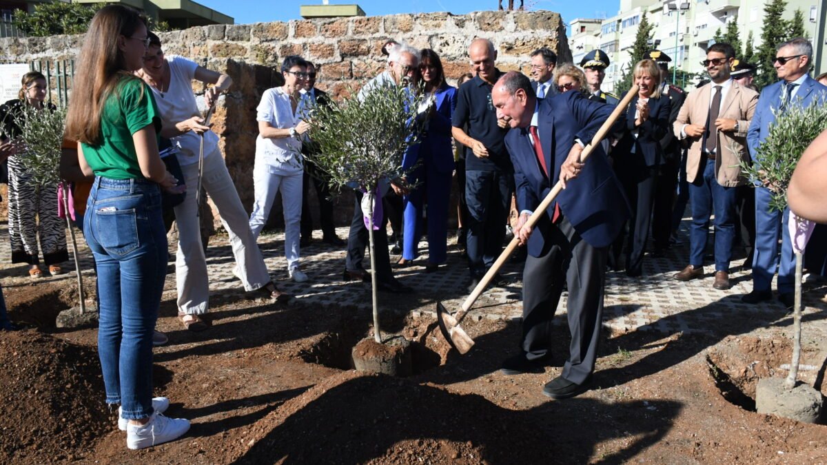 Schifani pianta albero commemorazione don Pino Puglisi