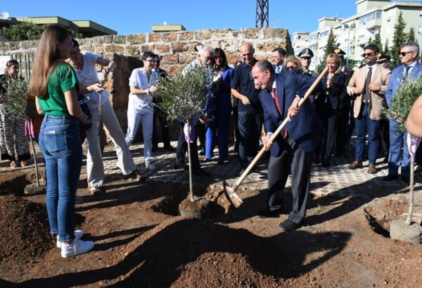 Anniversario padre Puglisi, Schifani pianta alberi di ulivo in ricordo di venti bambini ebrei uccisi