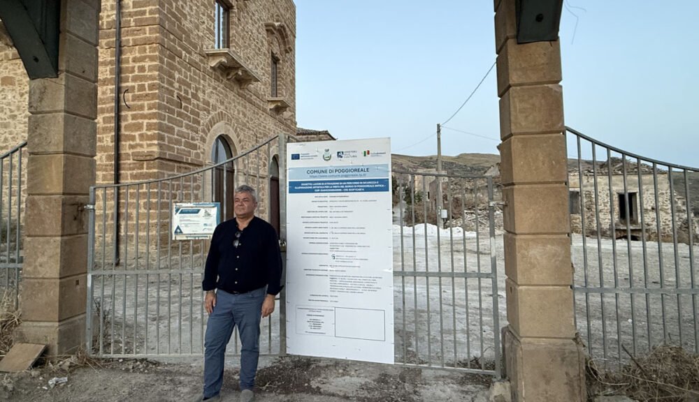 Sindaco Carmelo Palermo all’ingresso di Poggioreale Vecchia davanti al cantiere di riqualificazione