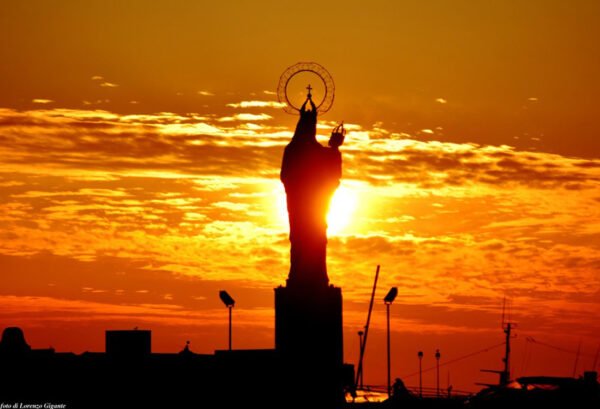 Tramonto a Trapani sulla statua della Madonna del Porto