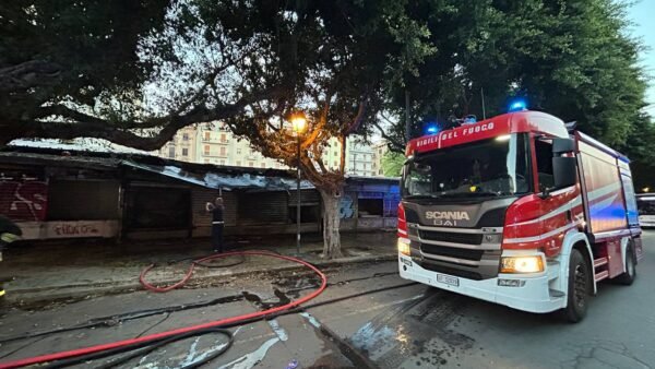 Palermo, a fuoco alcune baracche in piazza Giulio Cesare