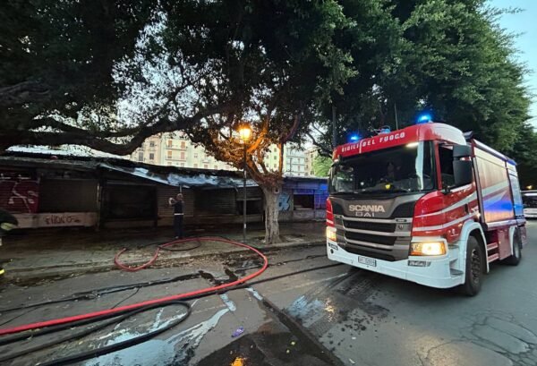 Palermo, a fuoco alcune baracche in piazza Giulio Cesare
