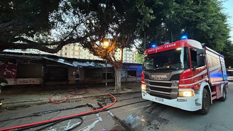 Palermo, a fuoco alcune baracche in piazza Giulio Cesare