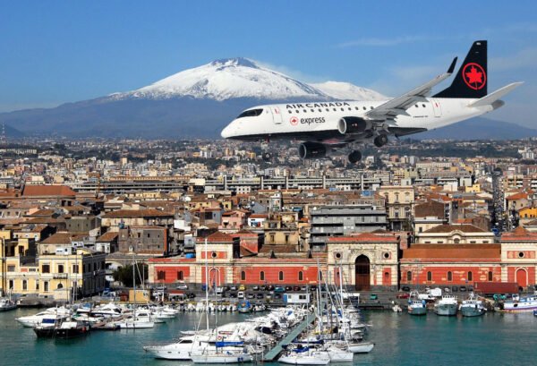 Aereo Air Canada in volo su Catania con Etna sullo sfondo