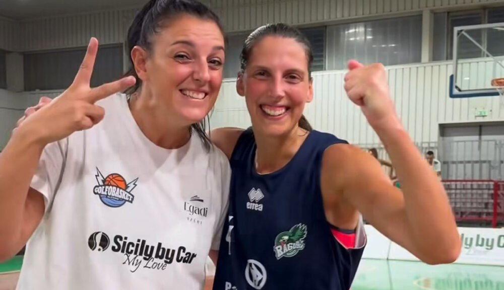 Giocatrici sorridenti di Alcamo Basket e Ragusa dopo la partita amichevole