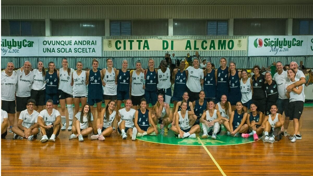 Squadra femminile di basket Alcamo e Ragusa al PalaTreSanti dopo la partita amichevole