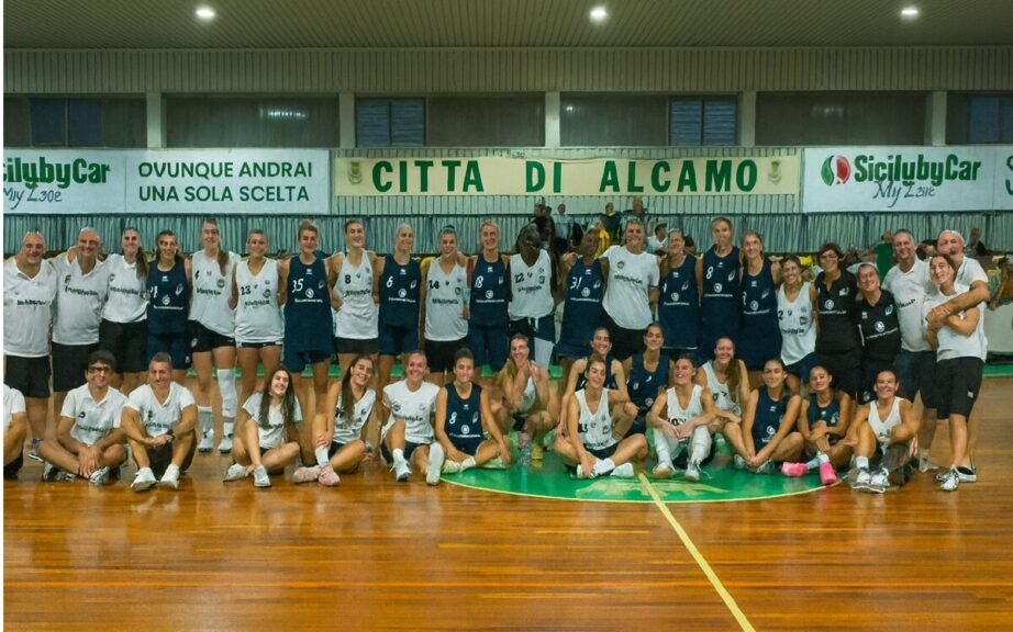 Squadra femminile di basket Alcamo e Ragusa al PalaTreSanti dopo la partita amichevole
