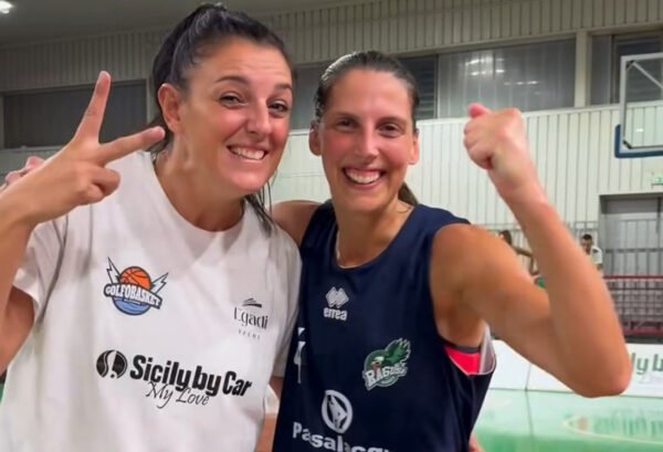 Giocatrici sorridenti di Alcamo Basket e Ragusa dopo la partita amichevole