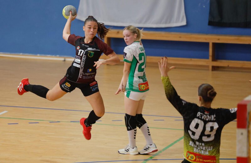Alessia Zizzo in azione durante una partita di pallamano con l’AC Life Style Handball Erice