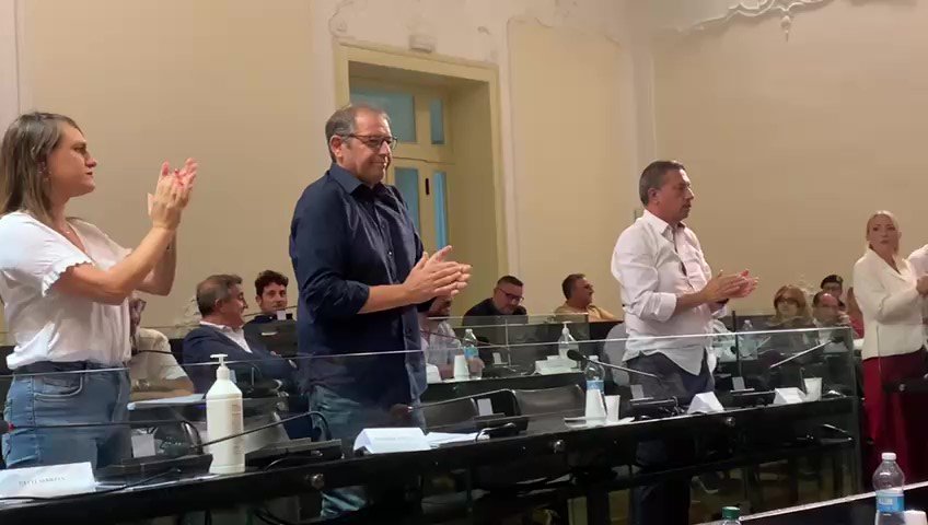 Applausi in consiglio comunale durante la seduta ufficiale
