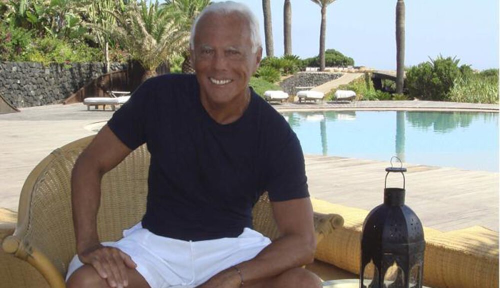 Giorgio Armani a Pantelleria nella sua villa con piscina e palme
