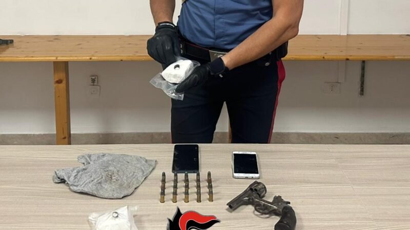 Viaggiava con droga ed armi, arrestato dai carabinieri un alcamese