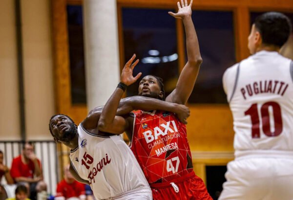 Trapani Shark contro Baxi Manresa in amichevole di basket