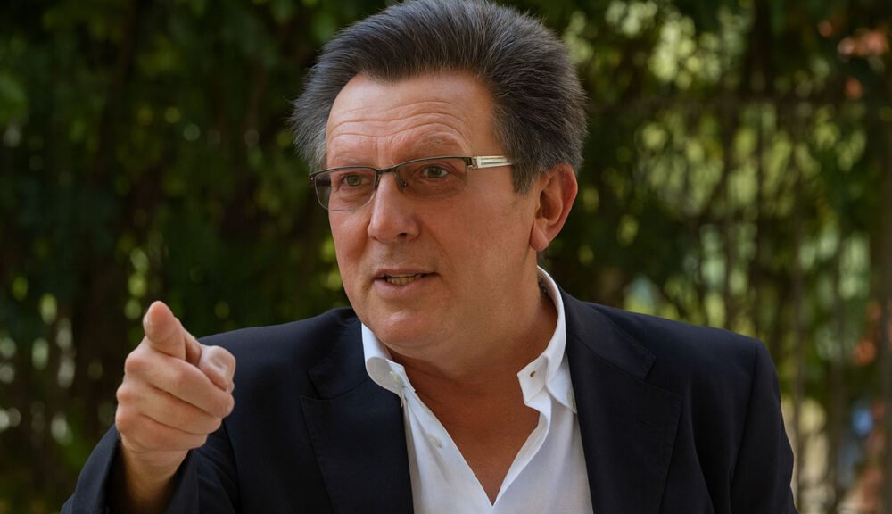 Camillo Oddo in un ritratto all’aperto, con giacca scura e camicia bianca