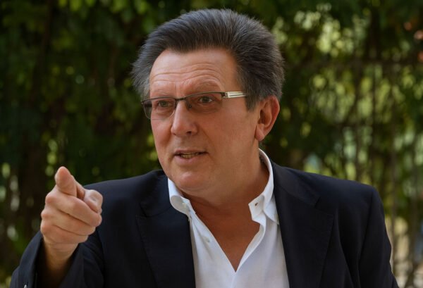 Camillo Oddo in un ritratto all’aperto, con giacca scura e camicia bianca