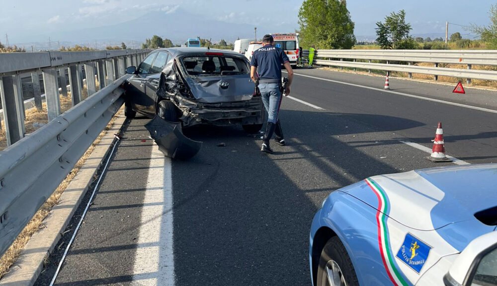 Incidente stradale con auto danneggiata e intervento della Polizia Stradale