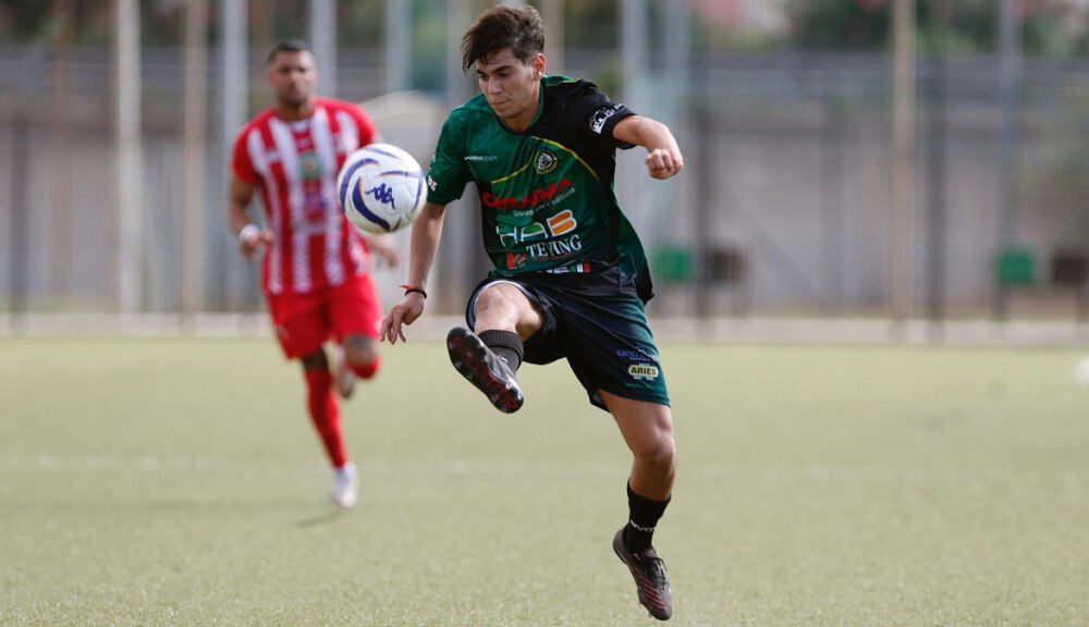 Calciatore dell’Accademia Trapani in azione durante una partita