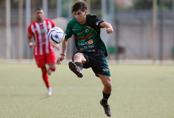 Calciatore dell’Accademia Trapani in azione durante una partita