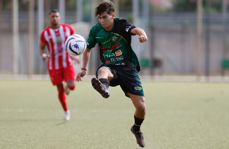 Calciatore dell’Accademia Trapani in azione durante una partita
