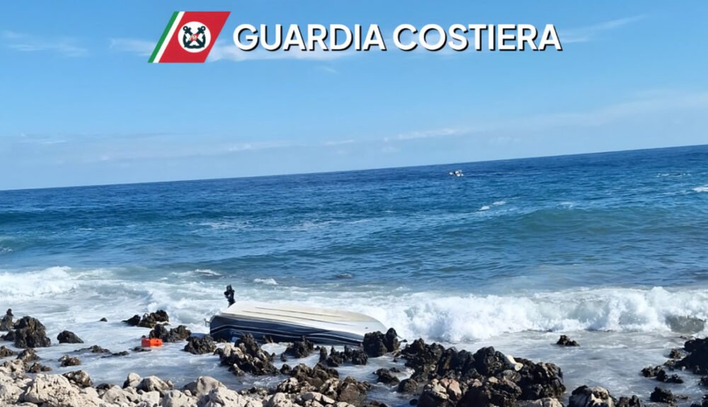 Barca rovesciata sugli scogli intervento Guardia Costiera