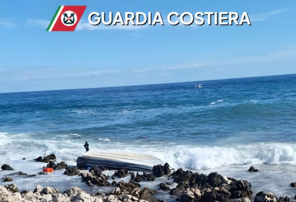 Barca rovesciata sugli scogli intervento Guardia Costiera