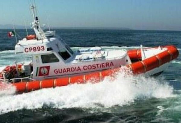 Marausa. Soccorsi dalla guardia costiera due diportisti in difficoltà