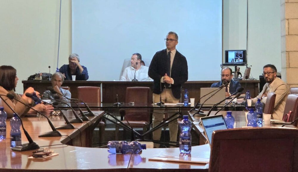 Sindaco Francesco Stabile durante il Consiglio Comunale a Valderice