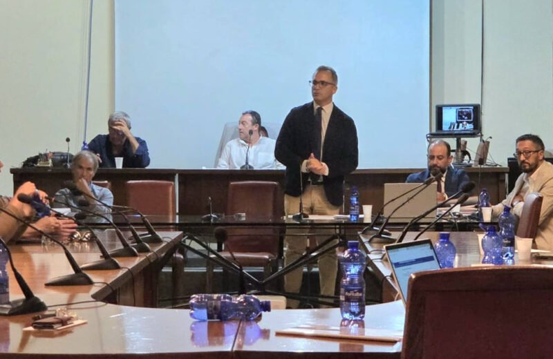 Sindaco Francesco Stabile durante il Consiglio Comunale a Valderice