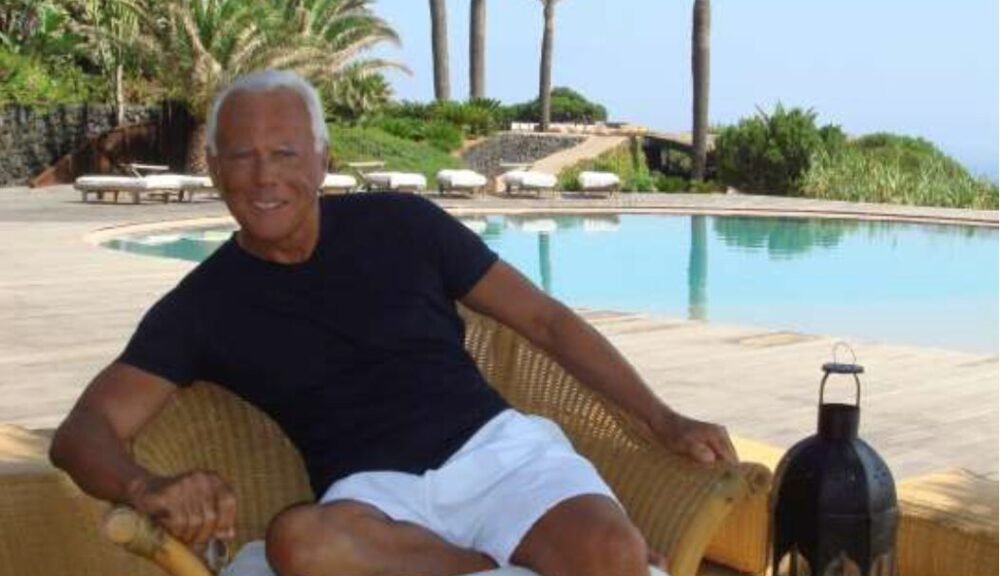 Giorgio Armani a Pantelleria nella sua villa con piscina