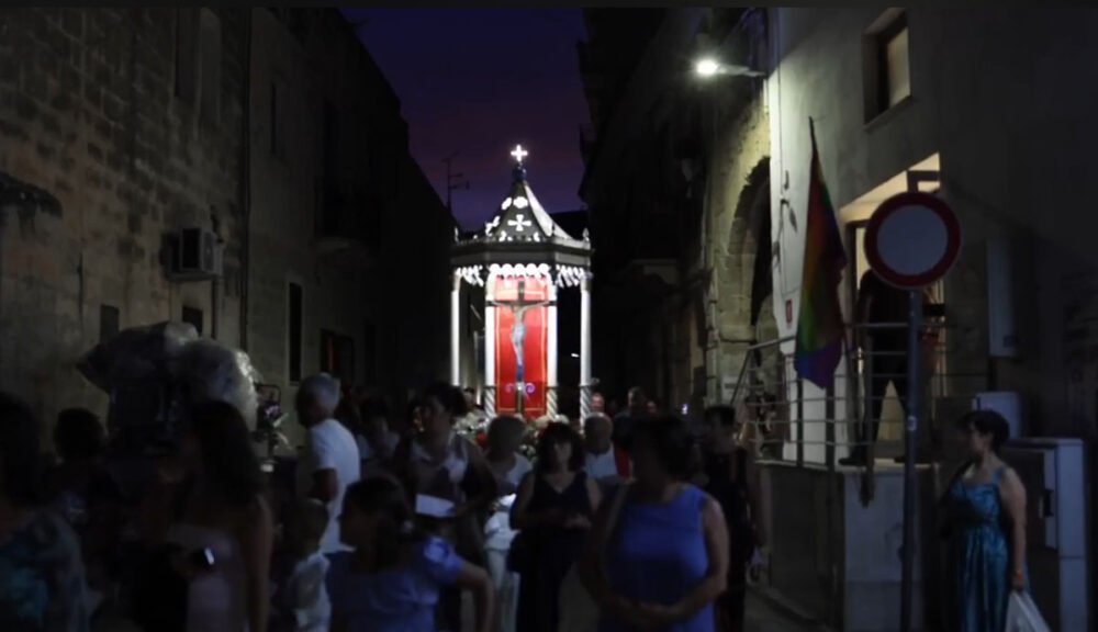 Processione religiosa a Favignana con il Santissimo Crocifisso al tramonto
