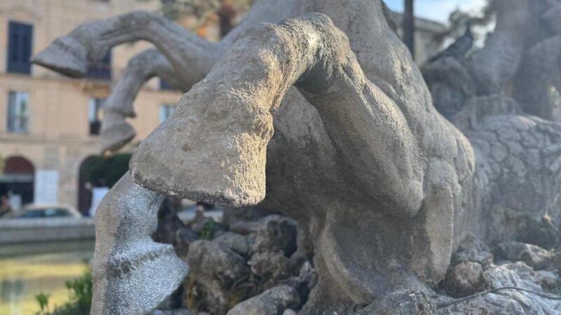 Fontana del Tritone, riparazione effettuata