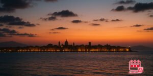 Tramonto su Trapani visto dal mare con skyline illuminato