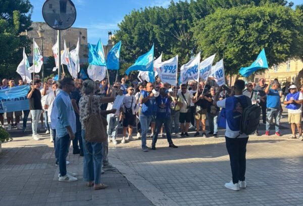 Agenti di polizia penitenziaria in piazza per chiedere aiuto alle Istituzioni
