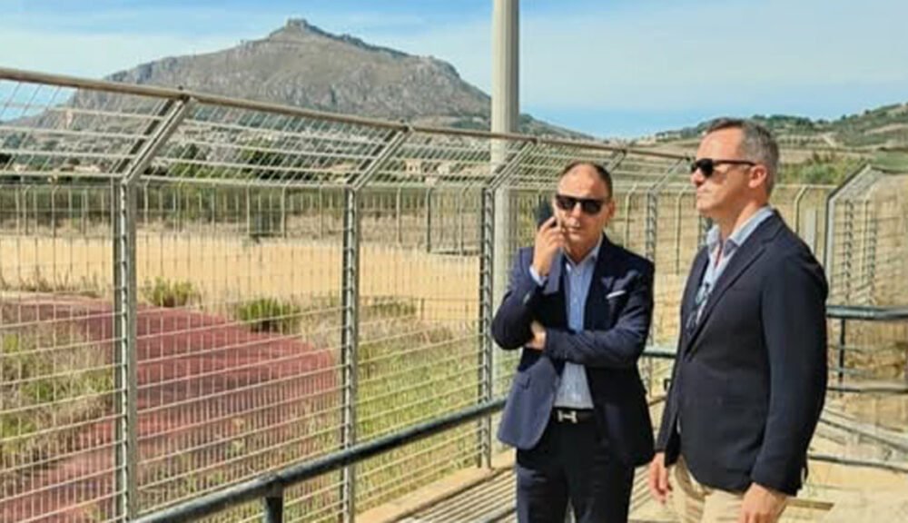 Sindaco in visita all’impianto sportivo di Crocci a Valderice con vista sul Monte Erice