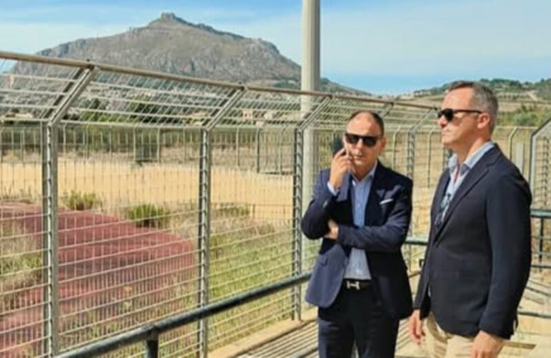 Sindaco in visita all’impianto sportivo di Crocci a Valderice con vista sul Monte Erice