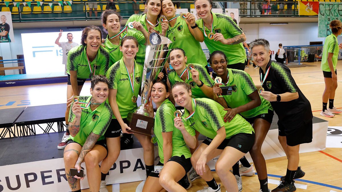 Squadra AC Life Style Handball Erice festeggia la vittoria della Supercoppa Italiana 2025