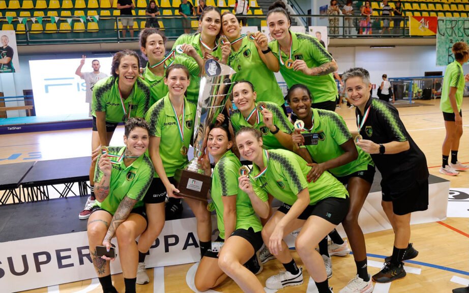 Squadra AC Life Style Handball Erice festeggia la vittoria della Supercoppa Italiana 2025