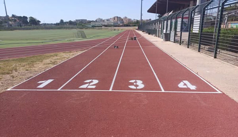 Pista di atletica dello stadio di Paceco con corsie numerate