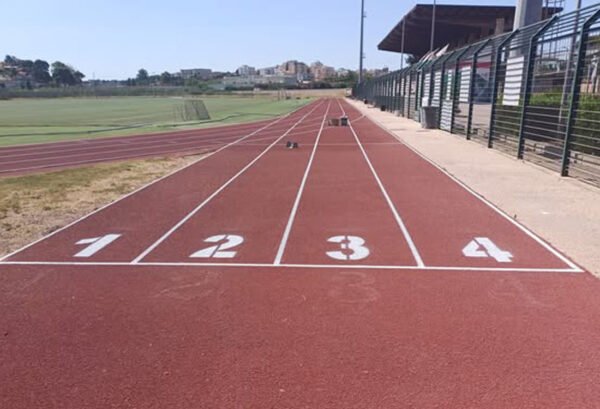 Pista di atletica dello stadio di Paceco con corsie numerate