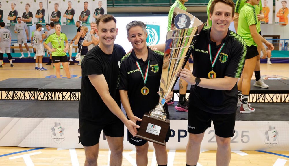 Staff tecnico AC Life Style Handball Erice festeggia la vittoria della Supercoppa Italiana 2025
