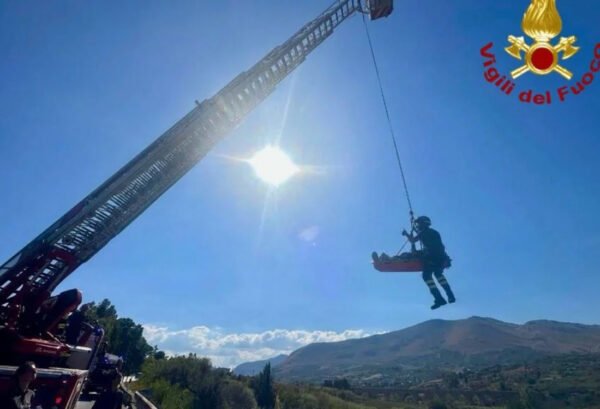 Squadre Saf dei vigili del fuoco a lavoro per l’incidente sulla statale 121