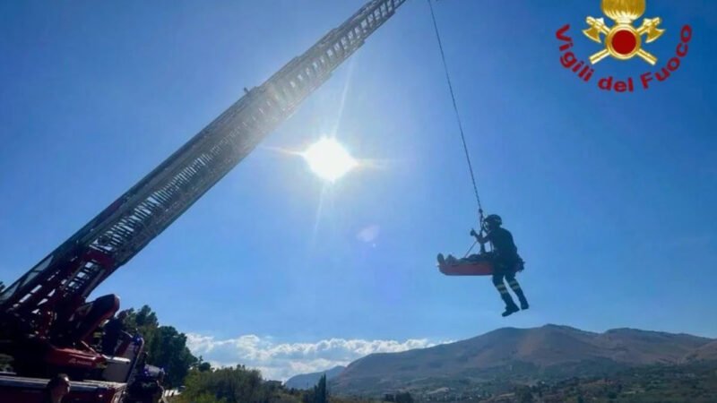 Squadre Saf dei vigili del fuoco a lavoro per l’incidente sulla statale 121