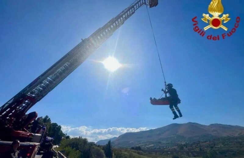 Squadre Saf dei vigili del fuoco a lavoro per l’incidente sulla statale 121