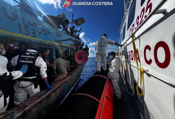Guardia Costiera: operazione di soccorso in mare, tratte in salvo 140 persone