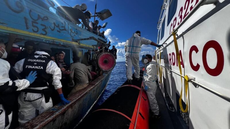 Guardia Costiera: operazione di soccorso in mare, tratte in salvo 140 persone