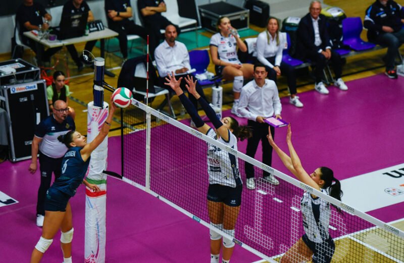 Attacco a rete di Kosonen durante una partita di volley femminile