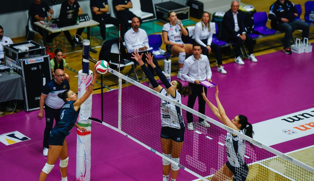 Attacco a rete di Kosonen durante una partita di volley femminile
